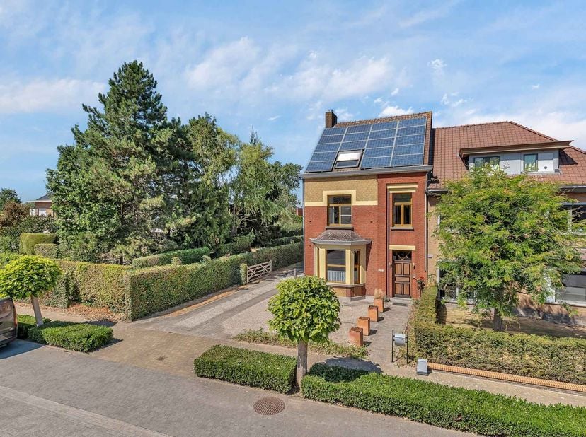 Gelegen in de dorpskern van het idyllische Bachte-Maria-Leerne, op wandelafstand van het prachtige Kasteel van Ooidonk, bevindt zich deze charmante en