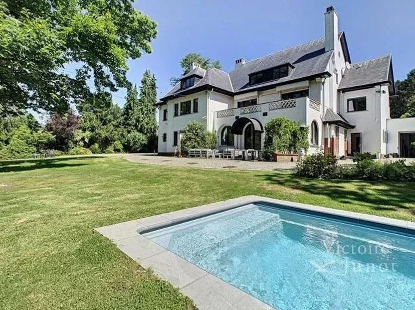 Manoir de +/- 950 m² das un parc de +/- 1 hectare<br />
Cette propriété est actuellement occupée en partie en co-living et bureaux avec entrée séparée