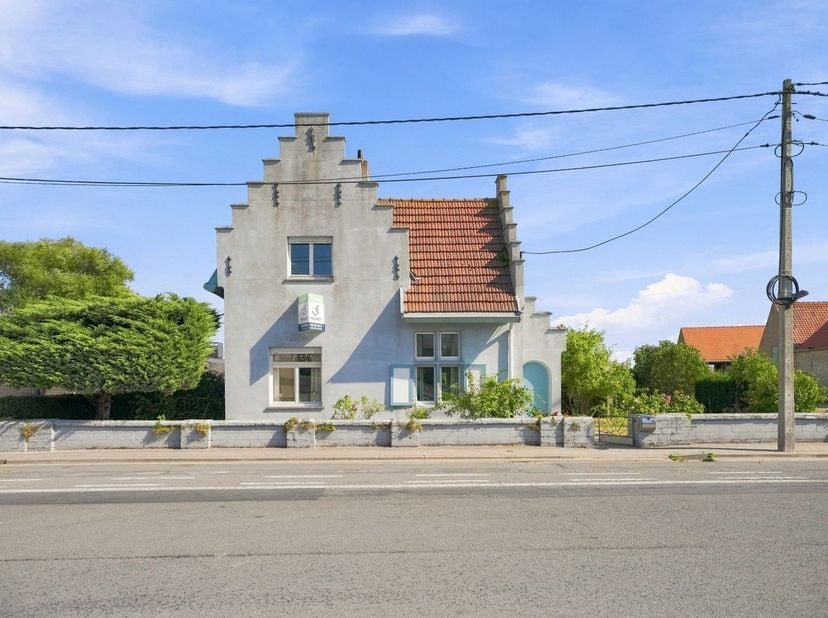 Deze karaktervolle woning is gelegen aan de Schoorbakkestraat 23, in het centrum van Pervijze, deelgemeente van Diksmuide. Vanuit de woning geniet je