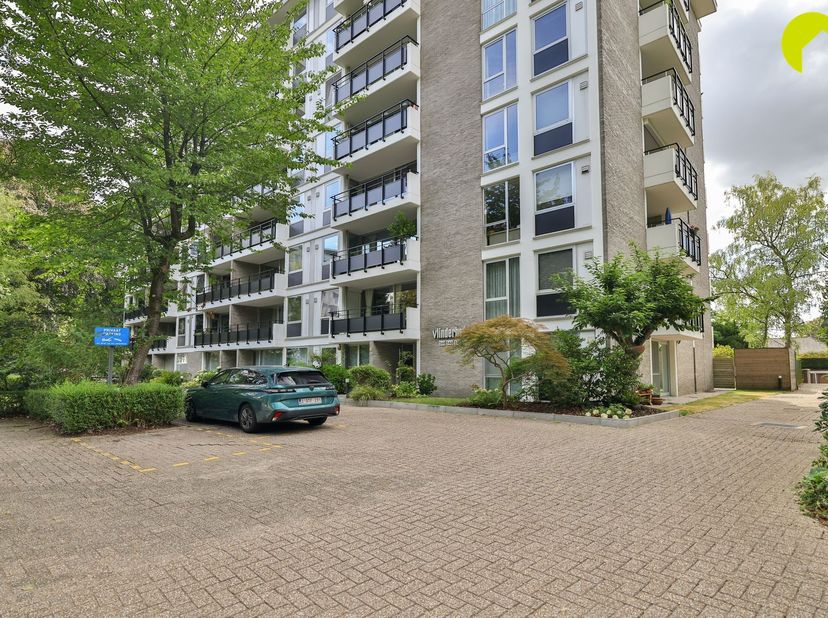 Dit ruime en lichtrijke appartement met 2 à 3 slaapkamers ligt op een groene en gegeerde locatie in de Dieseghem woonwijk in Mortsel, vlak bij winkels