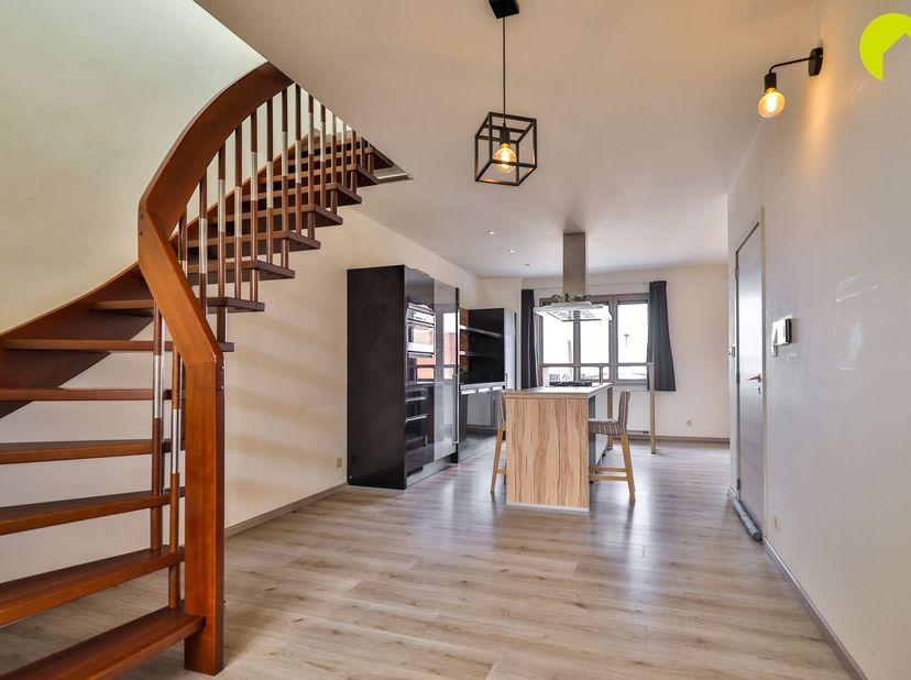 Op zoek naar een instapklaar appartement op een centrale ligging? Dan is dit ruime duplexappartement zeker een bezoek waard. Het appartement bevindt z