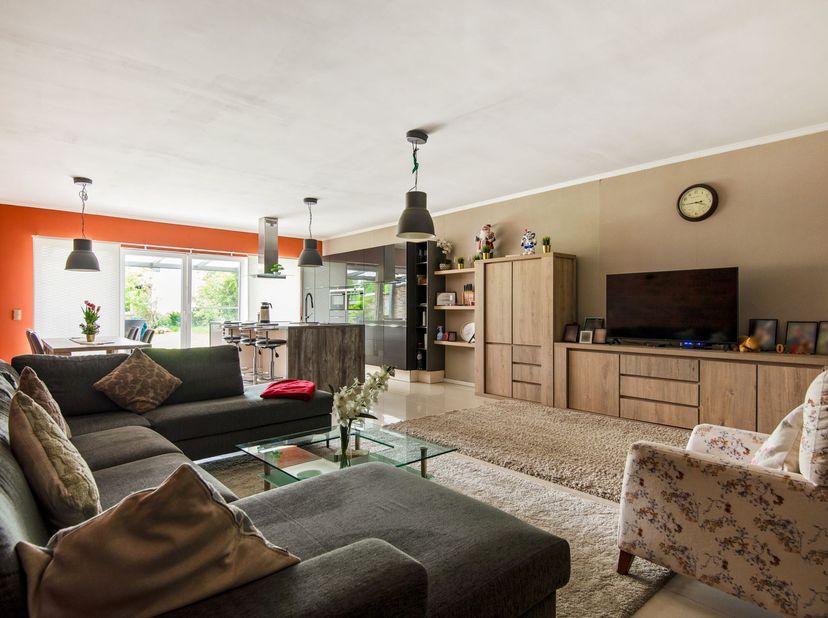 Ruime gezinswoning met 4 slaapkamers en westgerichte tuin<br />
Deze woning is gelegen in een rustige woonwijk met veel groen in de directe omgeving.