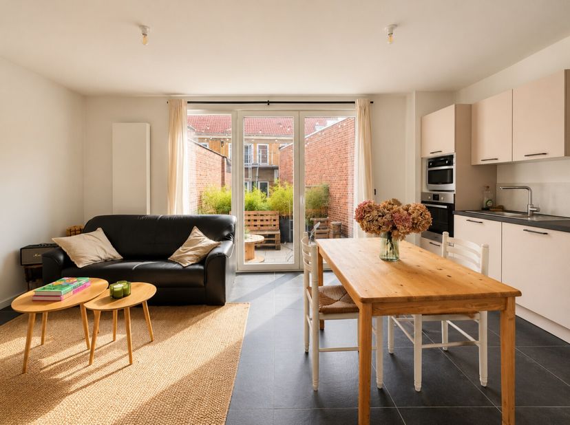 Situé au 1er étage, ce superbe appartement avec terrasse vous séduira par ses espaces bien agencés et sa belle luminosité.<br />
Immeuble entièrement