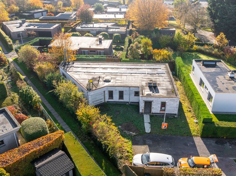 In een rustige doodlopende straat in het groene Bellegem vind je deze ruime laagbouwvilla in ruwbouw op een mooi hoekperceel. De woning werd ontworpen