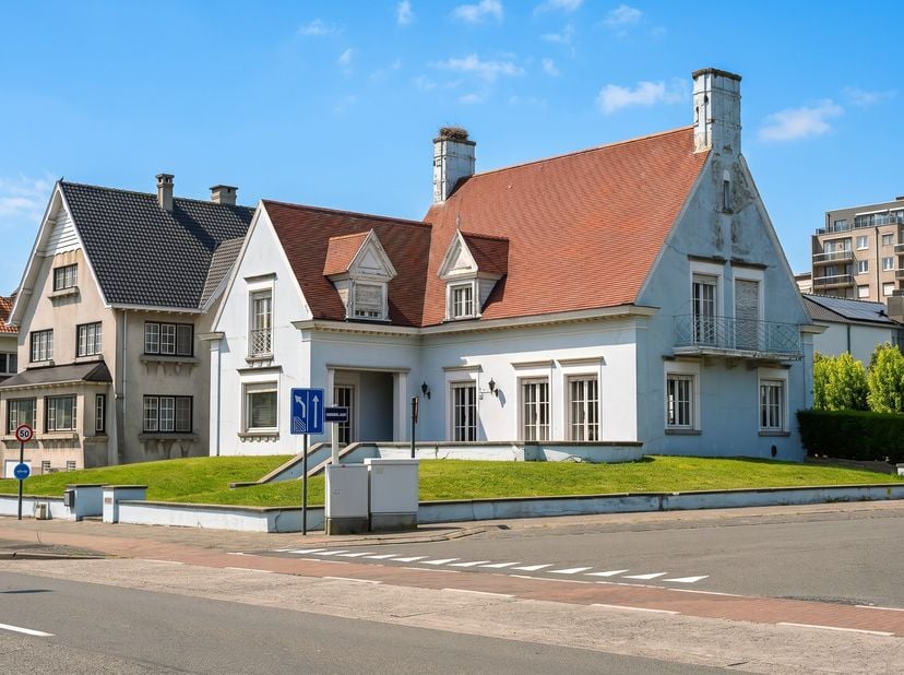 Cette villa de caractère est située sur un terrain exceptionnel de 919 m², à quelques pas de la plage Albertstrand. Son charme authentique, ses volume