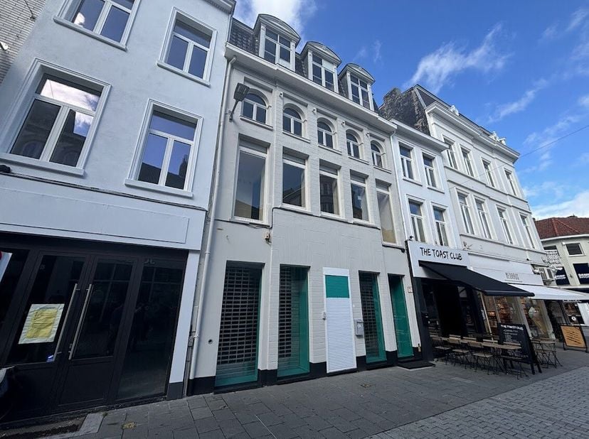 Handelspand te huur in het centrum van Kortrijk. Gelegen in de Lange Steenstraat, de winkelstraat in Kortrijk.<br />
Indeling: <br />
- Gelijkvloerse
