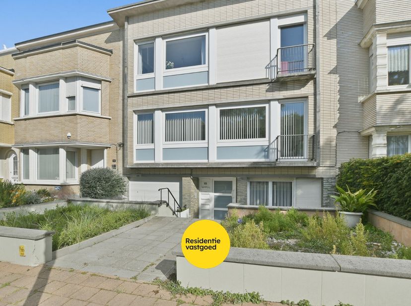 In een kleinschalige appartementsgebouw bevindt zich op de tweede verdieping dit smaakvol vernieuwde en instapklaar appartement op een centrale locati
