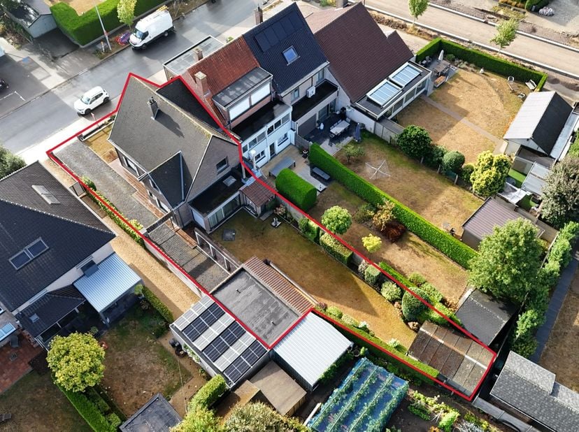 In de Beukenlaan, in een zeer rustige en kindvriendelijke woonwijk , doch op 2 KM van het Ring shoppingcentrum in Kuurne waar tal van winkels zijn, op