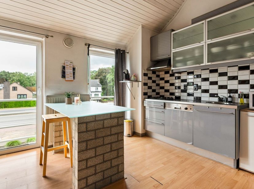 Deze woning geniet van een centrale en gunstige ligging. Op korte afstand bevinden zich het centrum van Diepenbeek, winkels, scholen en andere dagelij