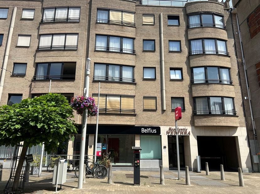 Dit appartement op de eerste verdieping bereikbaar met lift/trap biedt twee slaapkamers, een grote leefruimte, keuken, berging, badkamer met bad en ee