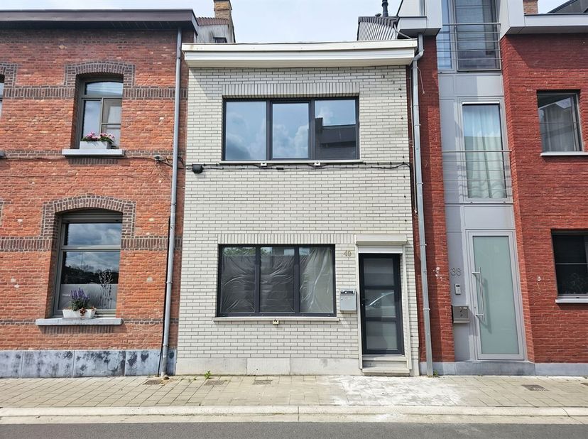 Bent u op zoek naar een instapklare huurwoning in Willebroek? Dan is deze recent gerenoveerde rijwoning gelegen aan de Gezondheidsstraat 40 zeker een