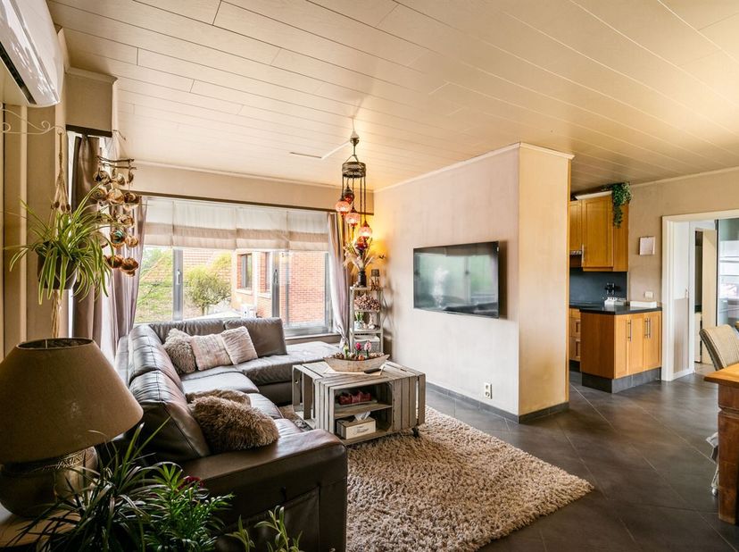 Appartement au 1er étage avec 2 chambres et un jardin spacieux<br />
L'appartement est situé dans une petite copropriété composée de deux entités et d