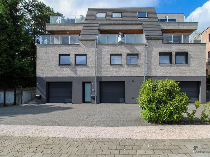 Cet appartement du deuxième étage à haut rendement énergétique allie le confort à un excellent emplacement. Avec une étiquette EPC A et une installati