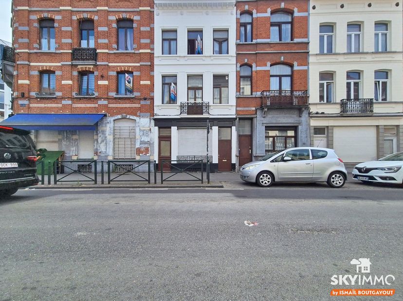 Skyimmo Bruxelles vous propose cette ancienne maison de commerce datant de +-1898, aujourd'hui transformée en maison unifamiliale, idéalement située à