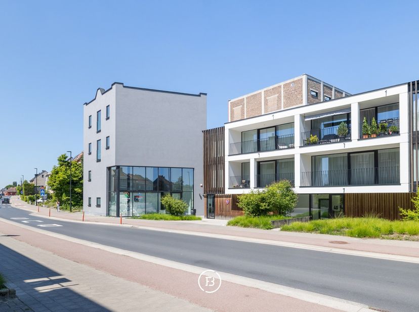 Deze exclusieve duplex ligt vlak bij de markt van Wemmel en is afgewerkt met veel maatwerk en oog voor detail. Het appartement combineert comfort, rui