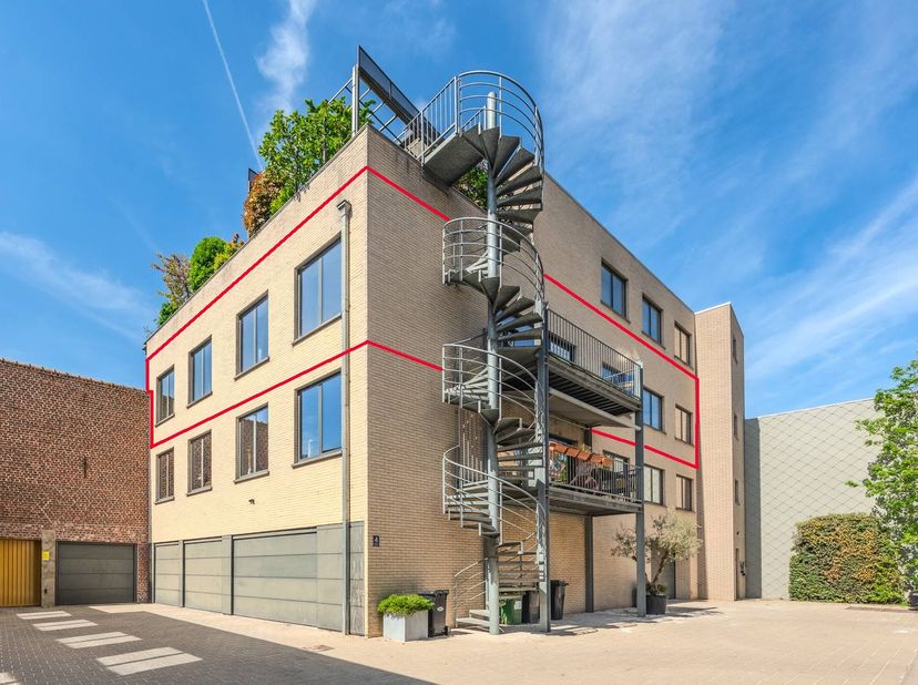 Exclusief Loft-appartement (300m²) met garage in Ieper centrum. In de Schotlandstraat, pal aan de sfeervolle Leet, bevindt zich residentie 'Leet en Lo