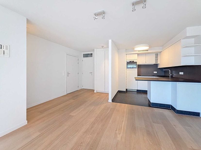 Unieke penthouse van 135 m² in residentie Asterie te Nieuwpoort. Dit stijlvolle appartement beschikt over een uitzonderlijk ruime woonkamer met zijdel