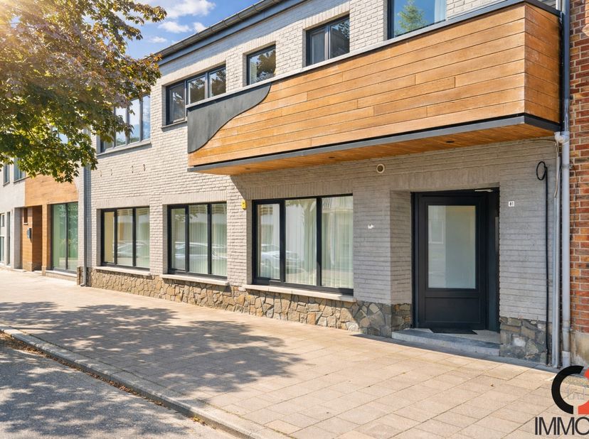 Het gelijkvloers appartement met grote binnenkoer situeert zich midden in een doodlopende straat, in het groen en in de onmiddellijke omgeving van de
