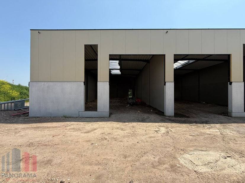 Gloednieuwe KMO-unit van 255m² gelegen te Evergem.&amp;nbsp;De ligging in Evergem zorgt voor een uitstekende bereikbaarheid, op slechts 2 km van de R4, wa