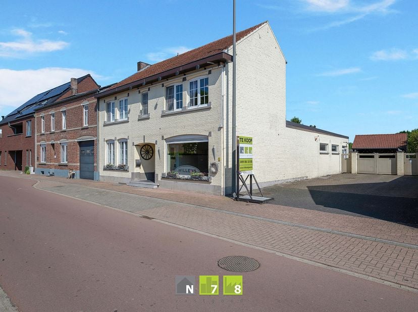 HALFVRIJSTAANDE WONING MET HANDELSRUIMTE EN 5 SLAAPKAMERS OP EEN PERCEEL VAN 11A90CA TE DILSEN-STOKKEM ( ELEN )<br />
TROEVEN<br />
- Gelegen in een r