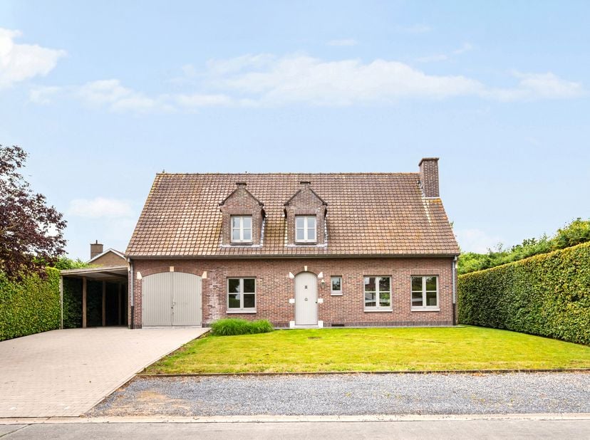 Te koop: ruime gezinswoning met 5 slaapkamers en prachtige tuin in Desselgem<br />
<br />
In de Schoendalestraat te Waregem bevindt zich deze ruime wo