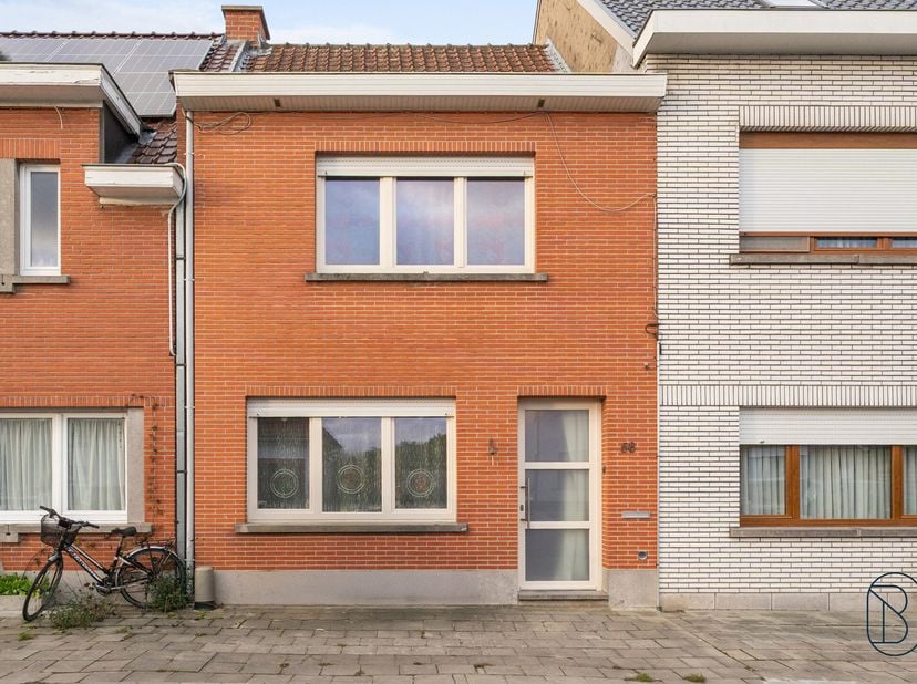 Charmante woning met VEEL POTENTIEEL, grote tuin en atelier/opslagruimte, ideaal voor wie ruimte en mogelijkheden zoekt!<br />
Deze karaktervolle woni