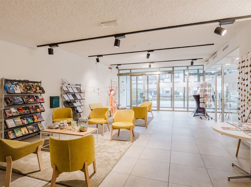 Deze prachtige assistentiewoning in Berlare biedt alles wat je nodig hebt voor een comfortabel en zorgeloos leven. Met een ruime tuin kan je optimaal