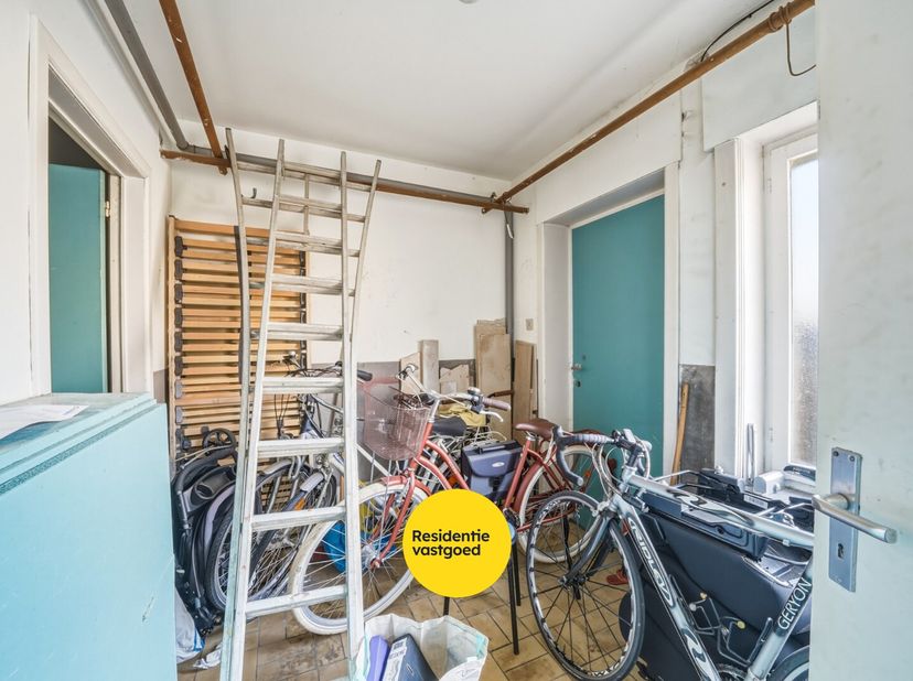 In de buurt van Bredene Sas bevindt zich dit interessant opbrengsteigendom bestaande uit 4 vergunde appartementen en een garage, gelegen op een percee