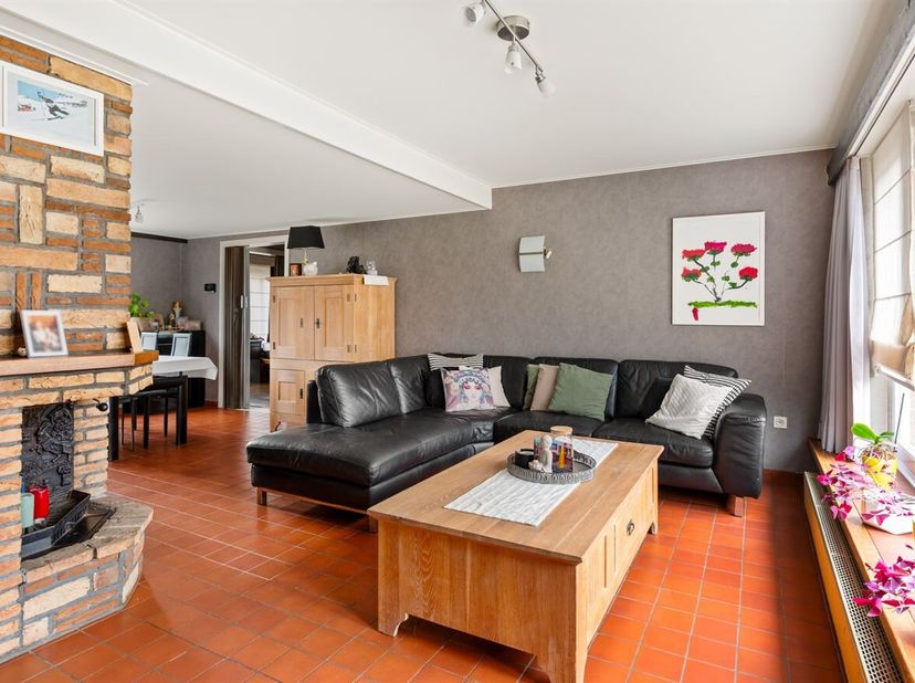 Laagbouw gezinswoning met 3 slaapkamers, garage en tuin<br />
Deze op te frissen laagbouw gezinswoning met 3 slaapkamers biedt heel wat mogelijkheden