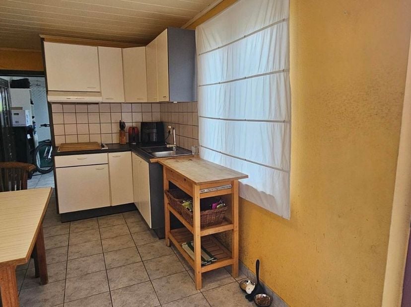 Charmant huis met grote tuin in Vucht.<br />
<br />
Deze te renoveren woning beschikt op het gelijkvloers over een inkomhal, een ruime living, een keu