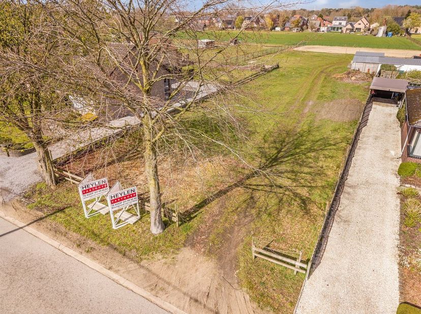 Rustig gelegen bouwgrond (ca. 886m2) van aanpalende weiden <br />
Ligging: Deze grond is gelegen op 10 minuten afstand tot het centrum van Pelt. De ge