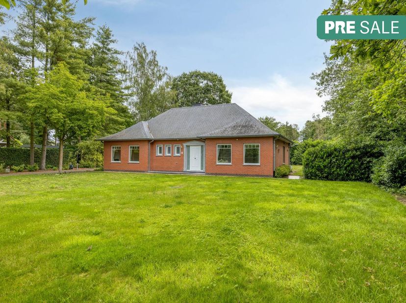De woning is oorspronkelijk gebouwd in 1992, maar is door de jaren heen met ontzettend veel liefde onderhouden en structureel gemoderniseerd. U geniet