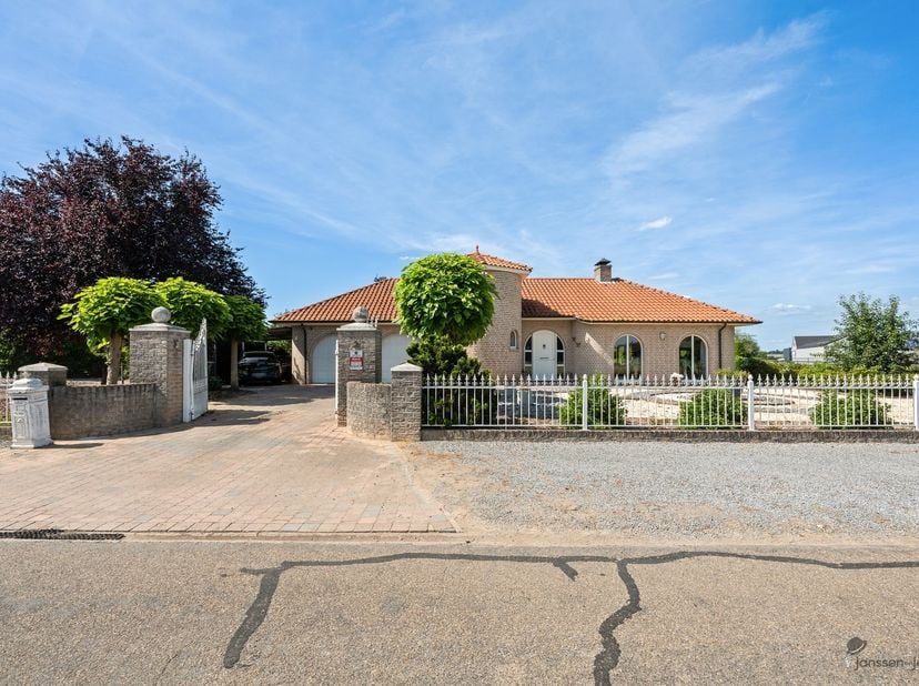 Vous recherchez une maison élégante, de plain-pied, où le calme, l'intimité et le confort sont au cœur de tout ? Alors cette charmante villa espagnole