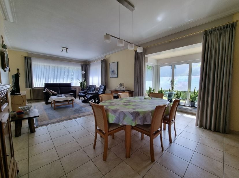 Zeer ruime, instapklare woning met 4 slpks op een prachtig perceel van 16a33ca, met een straatbreedte van 30m, gelegen op wandelafstand van Zonhoven-c
