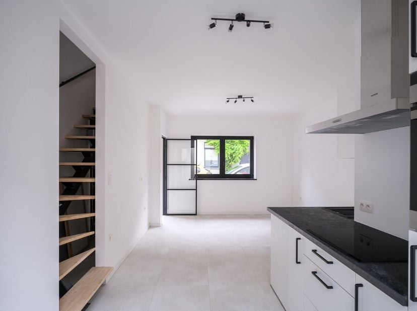 In een aangename, rustige straat in het levendige Ledeberg bevindt zich deze verzorgde woning. De woning werd opgetrokken met oog voor duurzaamheid en