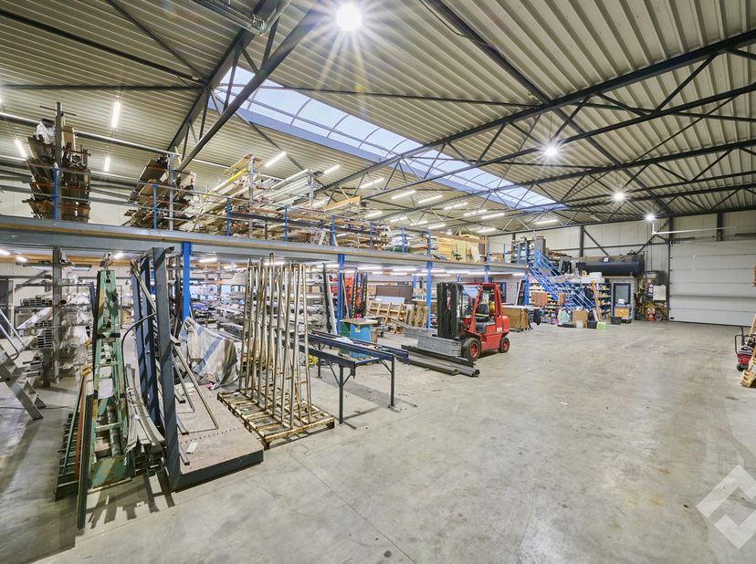 Zeer veelzijdig bedrijfsgebouw op een perceel van 17a 1ca in de industriezone Holven te Balen. <br />
Deze industriezone ligt op ca. 11km van oprit au