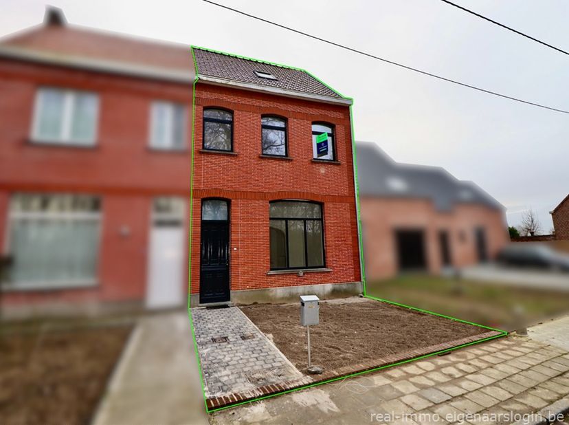Deze totaal gerenoveerde gesloten bebouwing met drie/vier slaapkamers is gelegen in Avelgem-Bossuit.<br />
<br />
We betreden de woning via de zeer ru