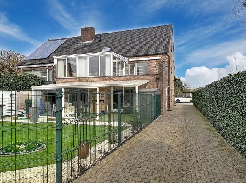 Bent u op zoek naar een ruim en veelzijdig appartement met tal van mogelijkheden? Dit duplex appartement, gelegen aan de Ruiterijstraat 6A in Lommel,