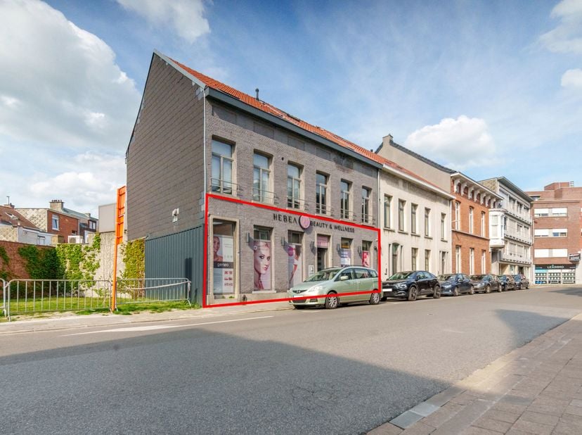Instapklaar en veelzijdig pand momenteel, perfect ingericht voor het uitbaten van een schoonheidsinstituut. <br />
Het huidig instituut is volledig st