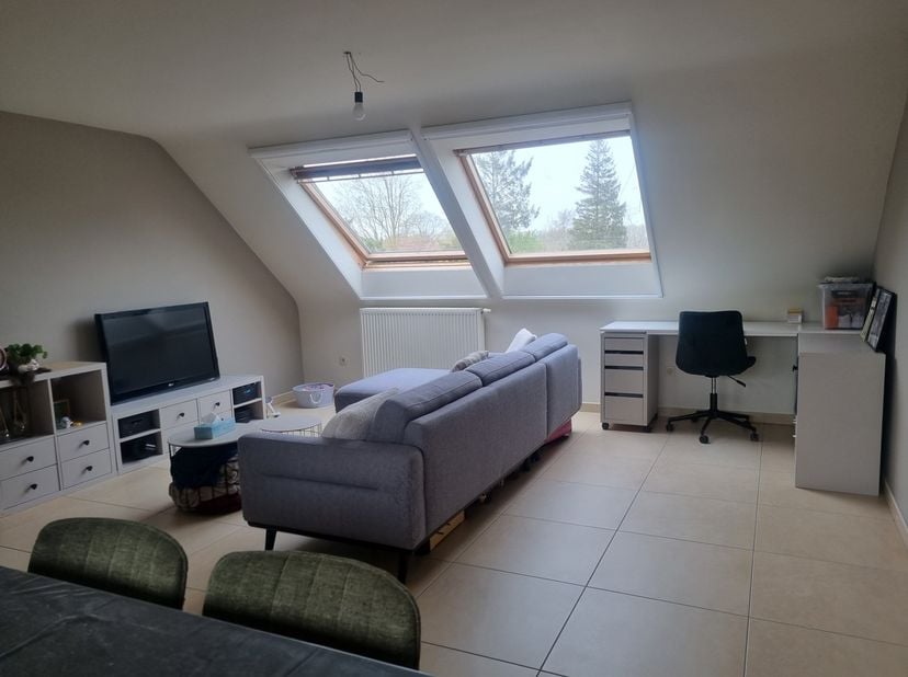 Dit verzorgd duplex appartement biedt een praktische indeling en aangenaam wooncomfort.&amp;nbsp;<br />
<br />
Op het gelijkvloers bevindt zich de inkomha