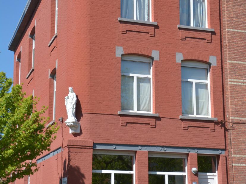 Royaal karaktervol hoekhuis in Ekeren<br />
Op de hoek van de August Scheyvaertslaan en de Jozef De Weerdtstraat, op wandelafstand van Veltwijckpark/O