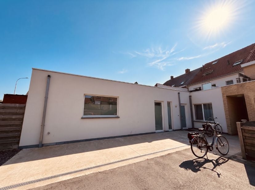 ✨In het hart van Harelbeke,✨<br />
op het gelijksvloers&amp;nbsp;van een modern appartementengebouw, bevindt zich dit stijlvolle en comfortabel appartemen