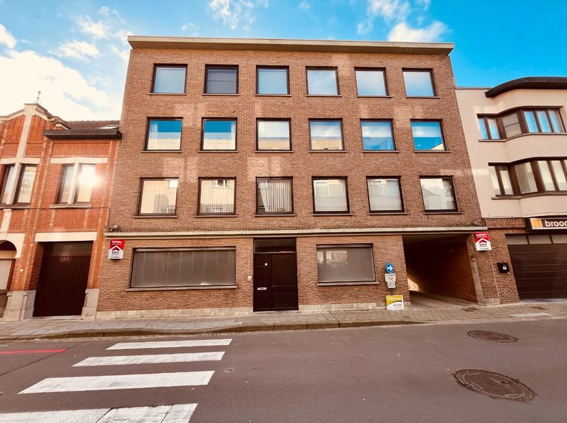 Dit handelspand bevindt zich op een centrale locatie in Wervik, op wandelafstand van winkels, horeca en voorzieningen. Dankzij de ruime praktijkruimte