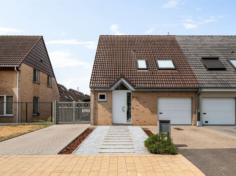 Instapklare woning met drie slaapkamers in rustige, doodlopende straat<br />
Deze instapklare woning dateert van 2001 en verkeert in goede staat van o