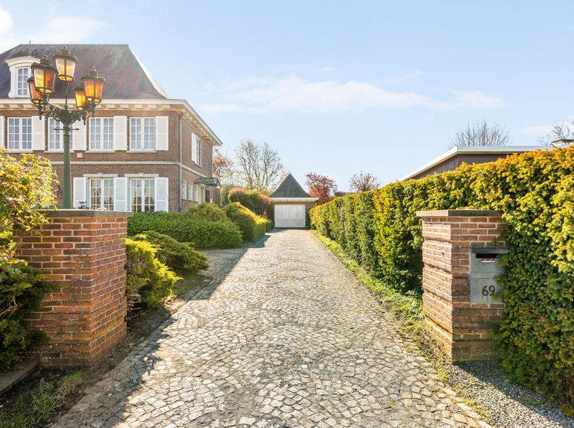 Op een topligging aan de Gerhagenstraat bevindt zich deze karaktervolle en oerdegelijke woning op een riant perceel van 2.416 m²  Deze locatie, dichtb