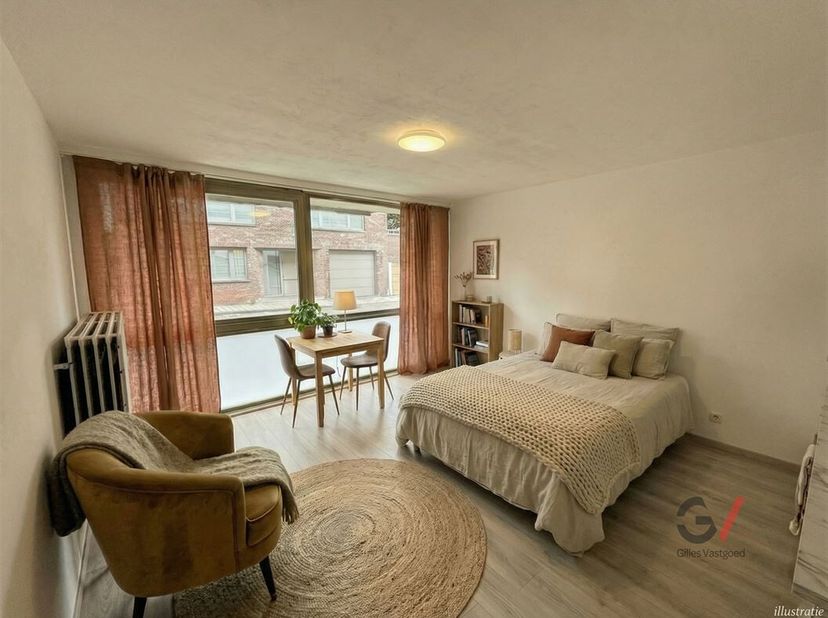 Ontdek deze charmante, recent gerenoveerde studio op het gelijkvloers in de Maria Van Belstraat. De studio beschikt over een moderne keuken en een sti