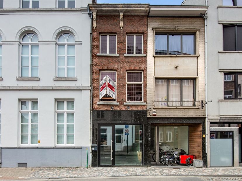 Ontdek dit veelzijdige pand gelegen in de Keizerstraat, een absolute topligging in het bruisende centrum van Mechelen. Alle winkels, horeca, openbaar