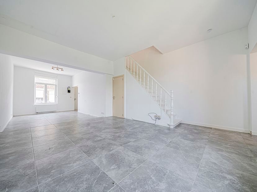 Envie dun chez-vous chaleureux, pratique et au calme ?<br />
Actif Invest vous propose cette maison 3 façades pleine de charme, située à Gilly (limite