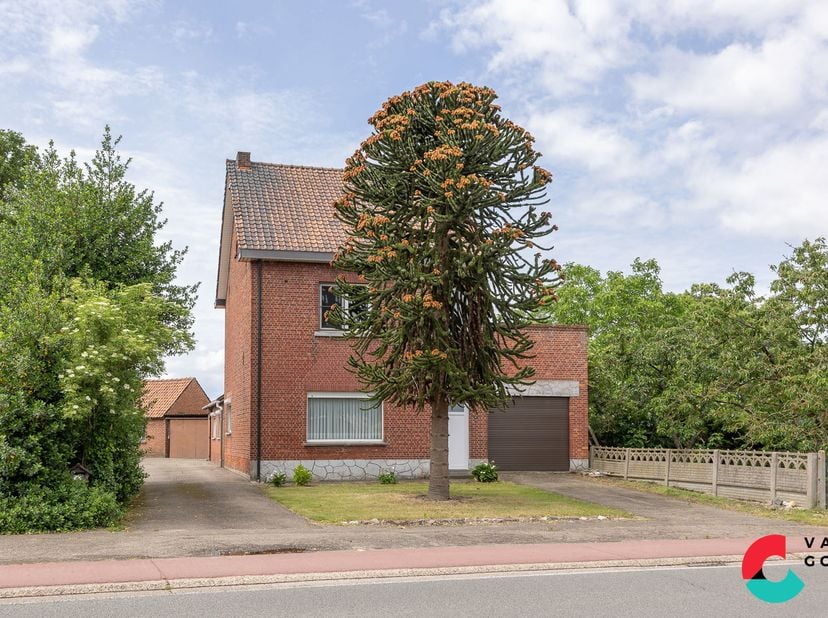 Volledig te renoveren woning op een perceel van +/- 13 are met zicht op weiland.<br />
De woning is voorzien van een ruime woonoppervlakte en zijn er