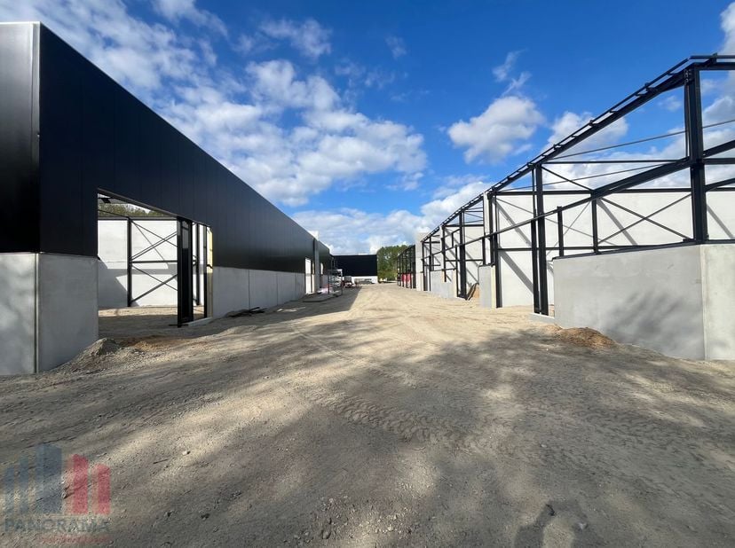 Uitstekend gelegen nieuwbouw KMO-unit van 156 m² te koop in Sint-Lievens-Houtem (Bavegem).&amp;nbsp;De site geniet van een vlotte bereikbaarheid richting